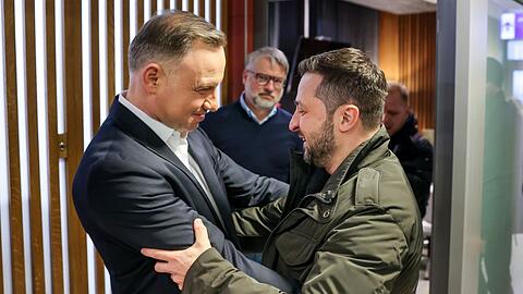 Wolodymyr&nbsp;Selenskyj&nbsp;ist auf seiner R&uuml;ckreise aus den USA mit Polens Staatspr&auml;sident Andrzej Duda zusammengetroffen.