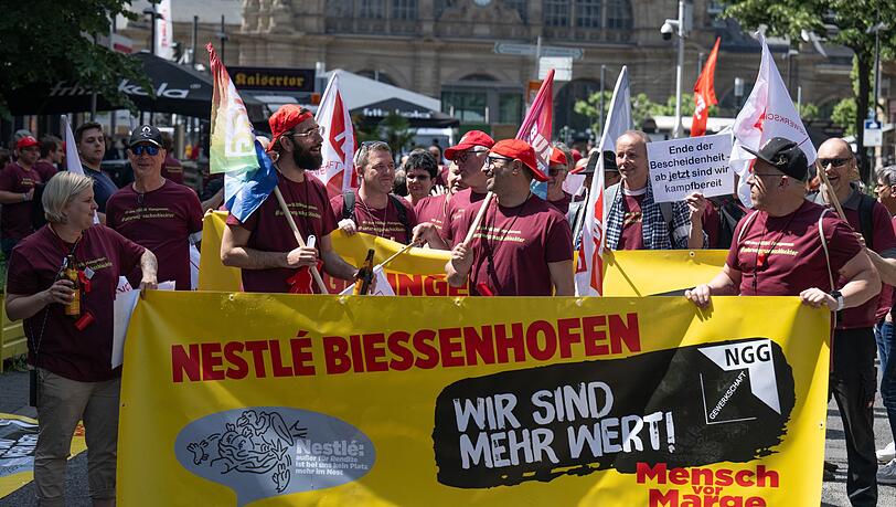 Nestlé-Beschäftigte kämpfen um ihre Jobs.