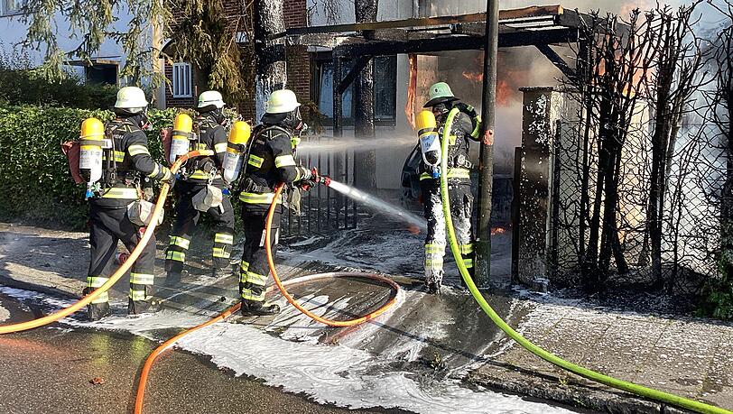 Auch ein sich durch Funkenflug ankündigender Brand auf dem Dach des Nachbarhauses wurde rechtzeitig entdeckt.