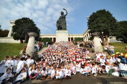 An der Bavaria startet der Wiesnbummel von 1100 Vorschulkindern.