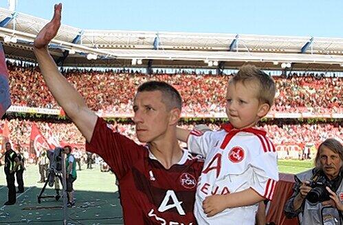Bei dieser Ehrenrunde standen selbst hartgesottenen Cluberern die Tränen in den Augen: Marek Mintal verabschiedet sich mit Sohn Sebastian von den Fans &ndash; die diesen Moment alle abwarteten.