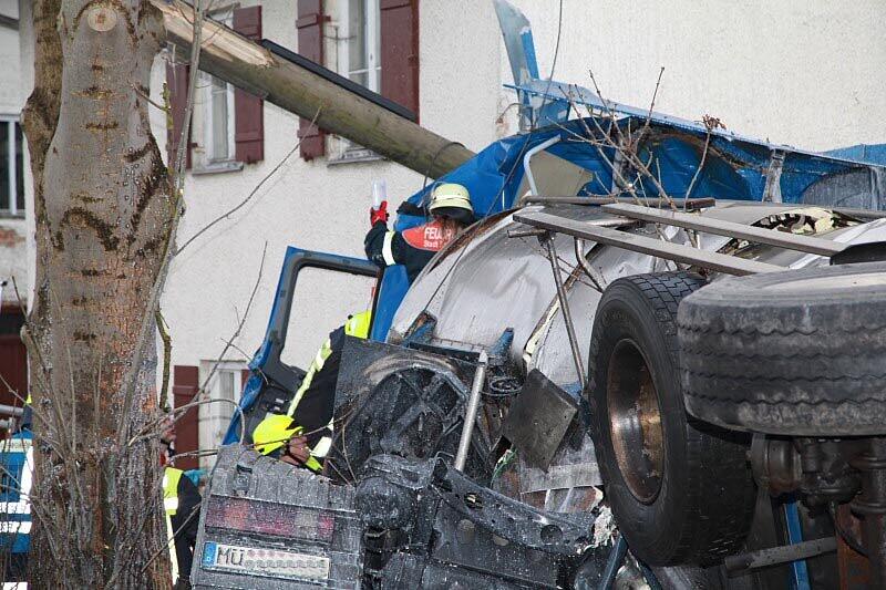 Ein mit 25 Tonnen Rahm beladener Lkw stößt am Sonntagmorgen mit einem BMW zusammen, stürzt in einen Graben und begräbt das Auto halb unter sich.