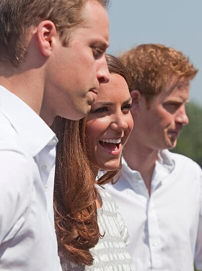 Tischtennis, Fußball, Judo - Prinzessin Kate ist bereit für die Olympischen Spiele. Gemeinsam mit Prinz William nahm sie gestern die Fackel in Empfang. Die Bilder.