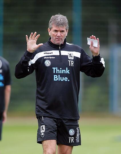 Der neue Löwen-Coach Friedhelm Funkel bei der ersten Trainingseinheit an der Grünwalder.