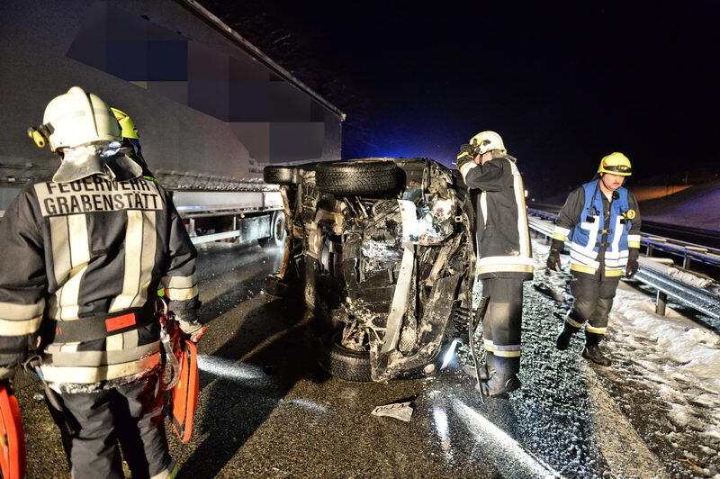 junge Frau prallte mit ihrem Fahrzeug gegen einen Anpralldämpfer.