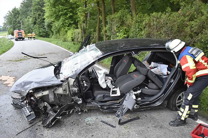 Die Feuerwehr musste die Frau mit hydraulischem Gerät befreien.