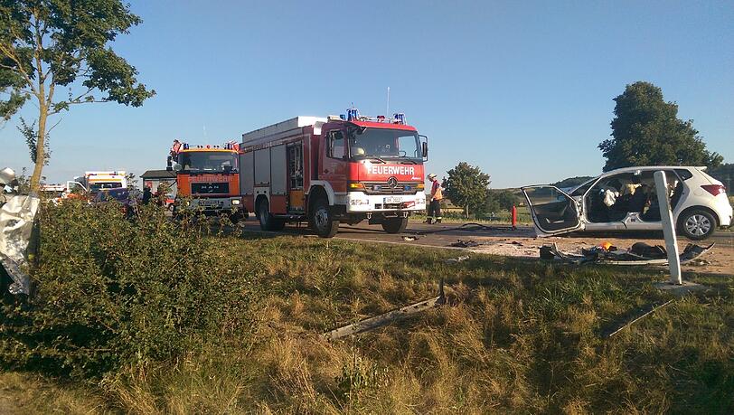 Ein 53-jähriger Autofahrer ist zwischen Wasserfall und Ansbach frontal in den Wagen eines Ehepaars gerast. Die Bilder der Unfallstelle.