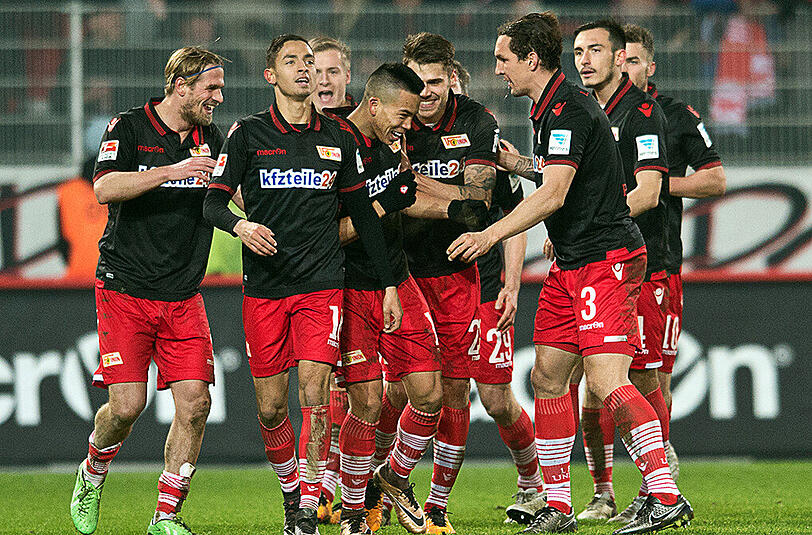 Der Ex-Löwe Bobby Wood (m.) jubelt &ndash; er erzielte den Siegtreffer für Union Berlin.