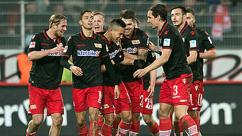 Der Ex-Löwe Bobby Wood (m.) jubelt &ndash; er erzielte den Siegtreffer für Union Berlin.