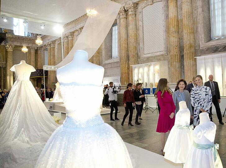 Seide und Spitze wohin das Auge reicht: Wer die zauberhaften Brautkleider von Kronprinzessin Victoria, Prinzessin Madeleine, Prinzessin Sofia und Königin Silvia schon immer mal hautnah bewundern wollte, sollte sich die Ausstellung über royale Brautkleider im königlichen Schloss in Stockholm nicht entgehen lassen.