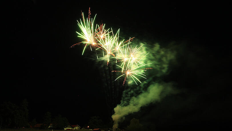 Es grünt so grün das Bariumsalz: ein Feuerwerk der Himmelsschreiber.