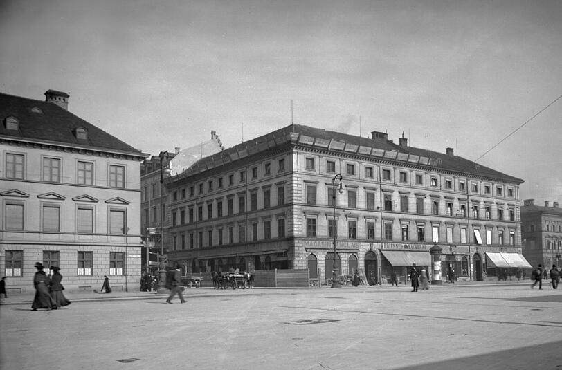 Zurück am Odeonsplatz, genauer an der Einmündung der Brienner Straße in den Odeonsplatz um 1905: links angeschnitten das klassizistische Palais Moy, ebenfalls von Klenze erbaut.