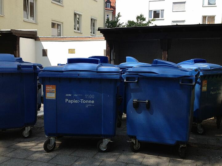 In einer Papiertonne fanden Polizisten den Tankstellen-Räuber. (Symbolbild)