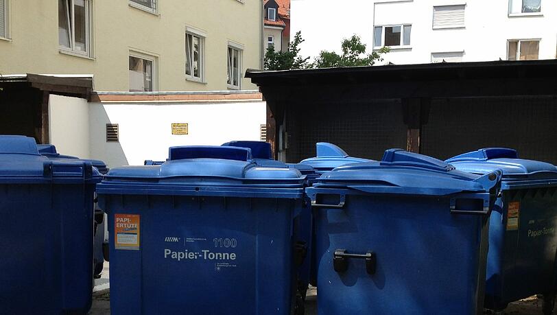 In einer Papiertonne fanden Polizisten den Tankstellen-Räuber. (Symbolbild) In einer Papiertonne fanden Polizisten den Tankstellen-Räuber. (Symbolbild)