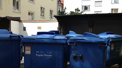In einer Papiertonne fanden Polizisten den Tankstellen-Räuber. (Symbolbild)