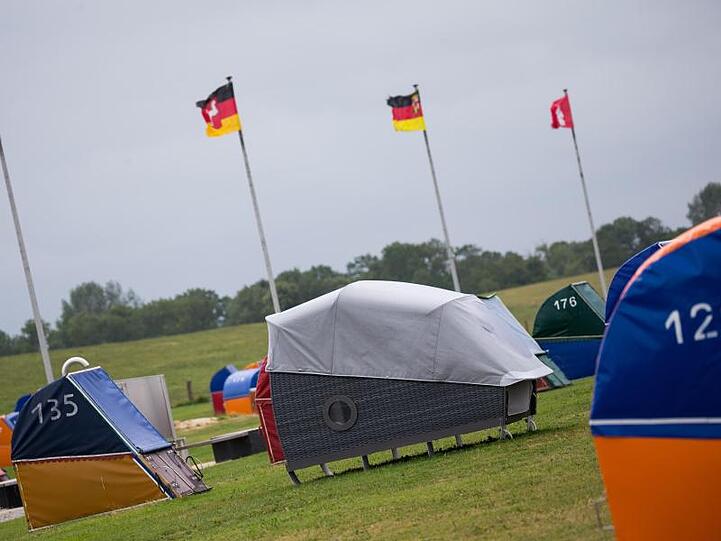 Ein Schlafstrandkorb auf einer Wiese in Otterndorf.