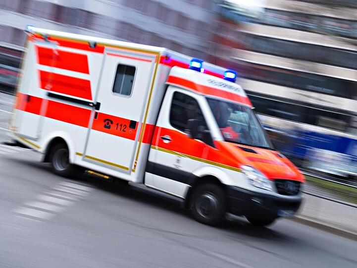 Ein Rettungswagen fährt mit Blaulicht über eine Straße. Foto: Nicolas Armer/dpa/Symbolbild