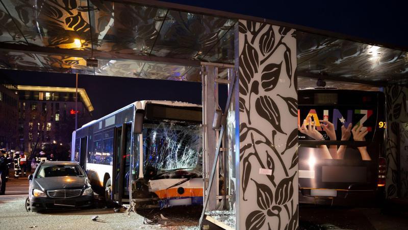 Ein beschädigter Pkw und ein beschädigter Bus stehen nach einem Unfall am Hauptbahnhof in Wiesbaden. Ein beschädigter Pkw und ein beschädigter Bus stehen nach einem Unfall am Hauptbahnhof in Wiesbaden.
