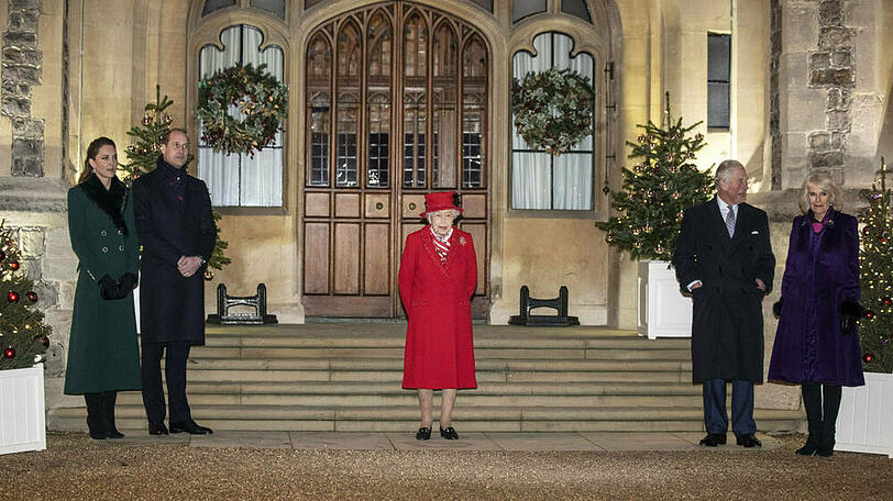 Die Queen und ihre Familie posierten für die Kameras mit passendem Corona-Abstand.