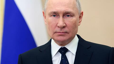 Der im niederländischen Den Haag ansässige Gerichtshof hat Haftbefehl gegen Wladimir Putin wegen Kriegsverbrechen in der Ukraine erlassen.