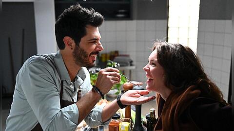 "Alles was z&auml;hlt": Matteo (l.) und Emma kommen sich immer n&auml;her.