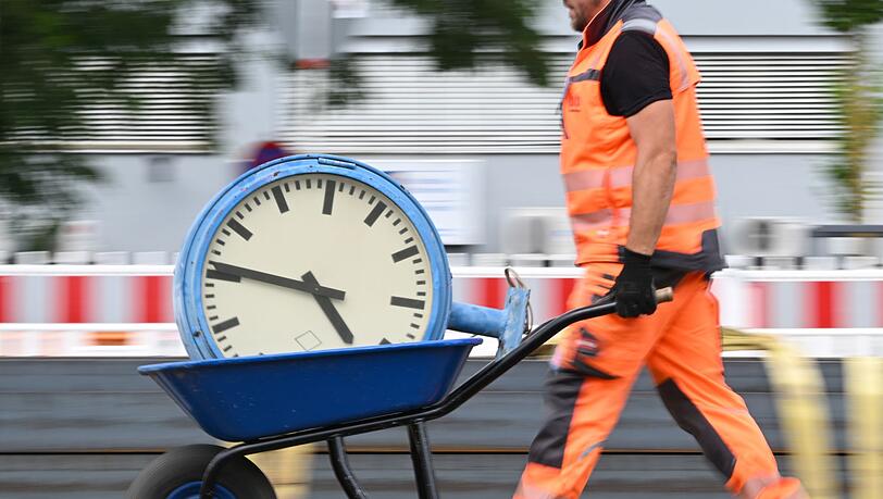 Der Achtstundentag soll nach Plänen des Bundesarbeitsministeriums grundsätzlich beibehalten werden. (Symbolbild) Der Achtstundentag soll nach Plänen des Bundesarbeitsministeriums grundsätzlich beibehalten werden. (Symbolbild)