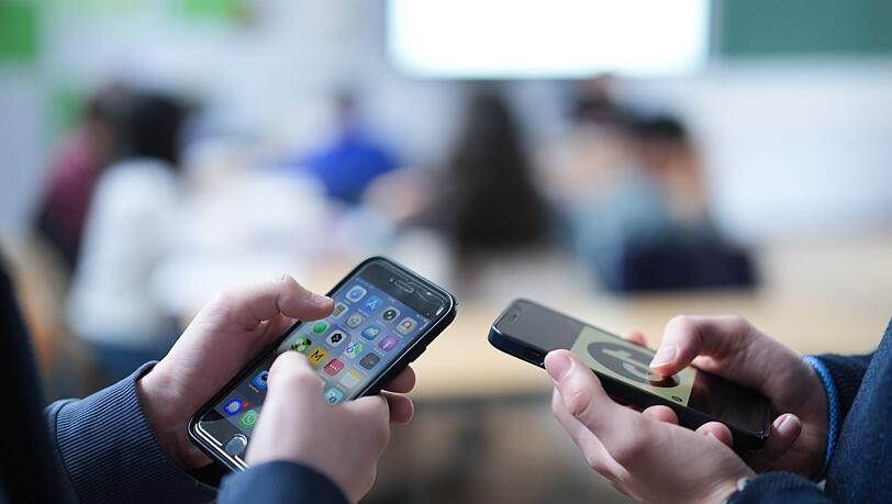Von EU-Kommissionspräsidentin Ursula von der Leyen beauftragte Experten empfehlen, den Zugang zu Social Media für Kinder unter 13 Jahren in allen Mitgliedsländern zu beschränken. (Symbolbild) Von EU-Kommissionspräsidentin Ursula von der Leyen beauftragte Experten empfehlen, den Zugang zu Social Media für Kinder unter 13 Jahren in allen Mitgliedsländern zu beschränken. (Symbolbild)
