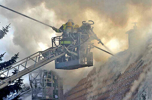 Die Löscharbeiten der Feuerwehr.