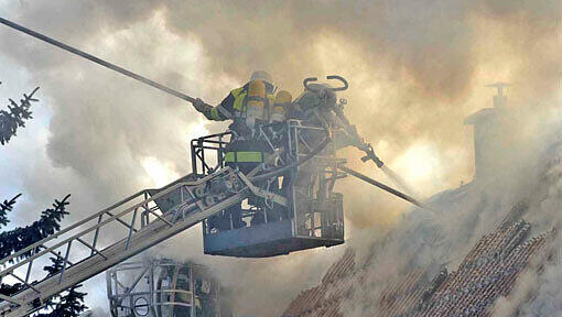 Die Löscharbeiten der Feuerwehr. Die Löscharbeiten der Feuerwehr.