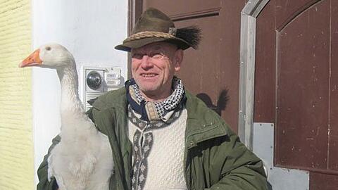 Heinrich Schön, genannt Gänse-Heinrich, ist am Samstag an akutem Organversagen gestorben. Der Tierschutzverein hatte seit Jahren gefordert, ihm Gänserich Troja wegzunehmen.
