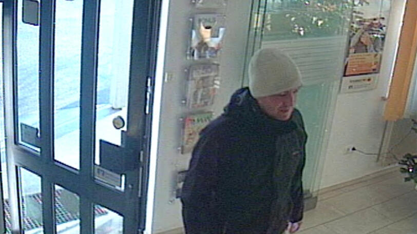 Die Polizei sucht den Bankräuber nun öffentlich mit diesem Foto.
