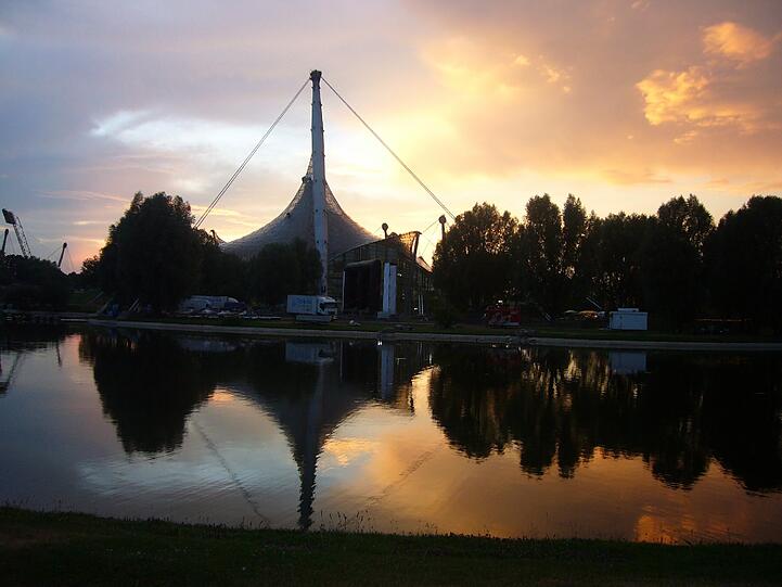 Wenn im Olympiapark die Sonne scheint, kommen schnell Urlaubsgefühle auf.