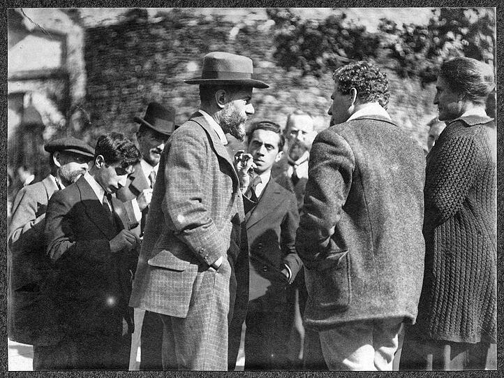 Ernst Toller (Mitte) und Max Weber (mit Hut) auf einer der &bdquo;Lauensteiner Tagungen&ldquo;, wo Intellektuelle 1917 auf einer Burg im Fränkischen über die Zukunft Deutschlands nach dem Krieg debattierten.