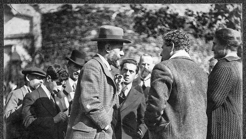 Ernst Toller (Mitte) und Max Weber (mit Hut) auf einer der „Lauensteiner Tagungen“, wo Intellektuelle 1917 auf einer Burg im Fränkischen über die Zukunft Deutschlands nach dem Krieg debattierten. Ernst Toller (Mitte) und Max Weber (mit Hut) auf einer der „Lauensteiner Tagungen“, wo Intellektuelle 1917 auf einer Burg im Fränkischen über die Zukunft Deutschlands nach dem Krieg debattierten.