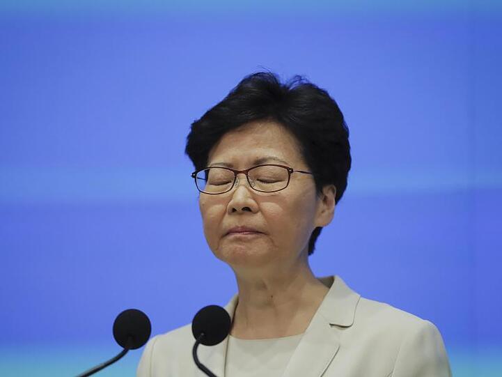 Hongkongs Regierungschefin Carrie Lam hat das umstrittene Gesetz für Auslieferungen an China auf Eis gelegt.