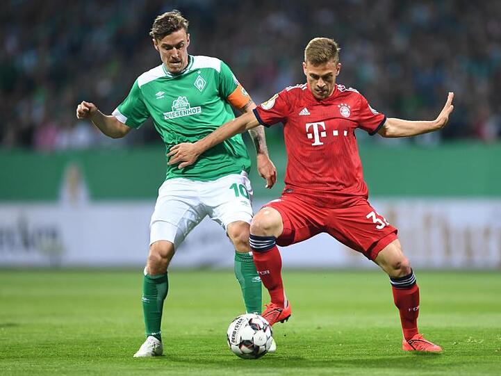 Werder-Spieler Max Kruse (l) im Duell um den Ball mit dem Münchner Joshua Kimmich.