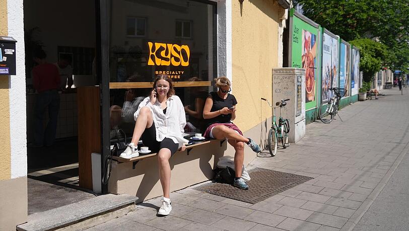 Anna (l.) und Catharina trinken ihren Kaffee in der Sonne. Anna (l.) und Catharina trinken ihren Kaffee in der Sonne.