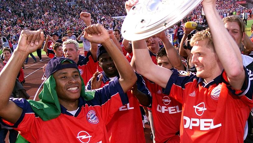 Die Bayern-Spieler feiern den Meistertitel 2000 im Olympiastadion – ein unvergesslicher Moment in der Vereinsgeschichte. Die Bayern-Spieler feiern den Meistertitel 2000 im Olympiastadion – ein unvergesslicher Moment in der Vereinsgeschichte.