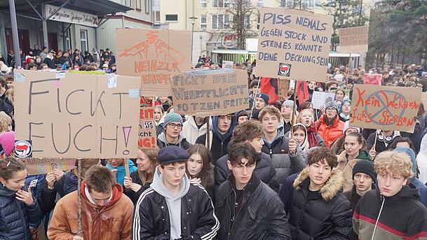 In München haben viele Schüler gegen die drohende Wehrpflicht demonstriert.