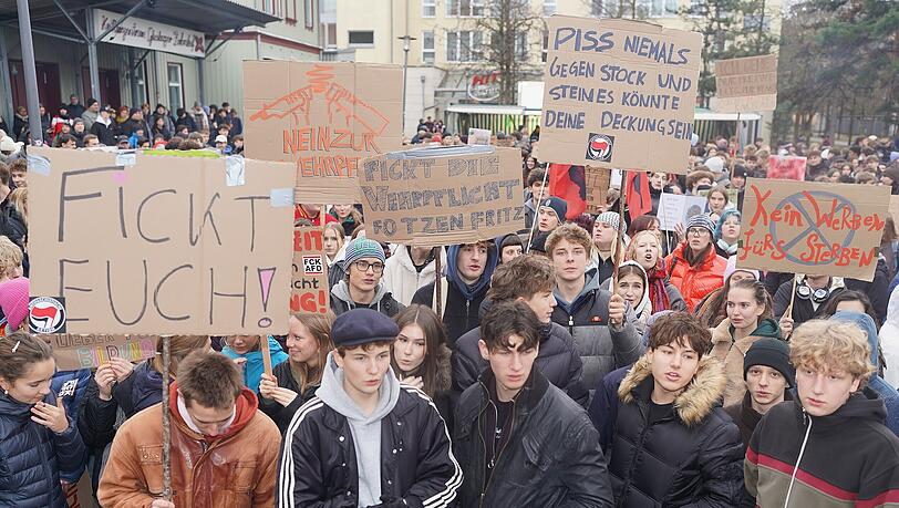 In München haben viele Schüler gegen die drohende Wehrpflicht demonstriert. In München haben viele Schüler gegen die drohende Wehrpflicht demonstriert.