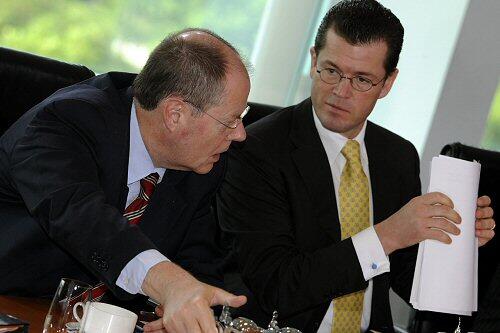 Die Bundesregierung beriet über ihre aktuelle Konjunkturprognose: Bundesfinanzminister Peer Steinbrück (SPD, l) und Bundeswirtschaftsminister Karl-Theodor zu Guttenberg (CSU).