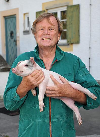 Bruno Reichart und die Schweinchen: Der Herzchirurg würde gerne Menschen mit Schweinherzen das Leben retten. In dert AZ erklärt der weltbekannte Arzt sein spektakuläres Projekt