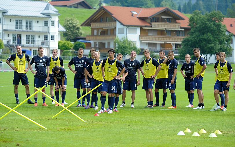 Sprinten, flanken, schießen: So hart arbeiten die Löwen im Trainingslager.