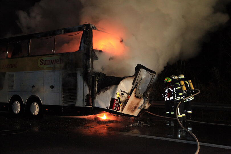 Ein Reisebus aus den Niederlanden steht auf der A8 in Richtung München in Flammen. Die Bilder vom Feuerwehreinsatz.