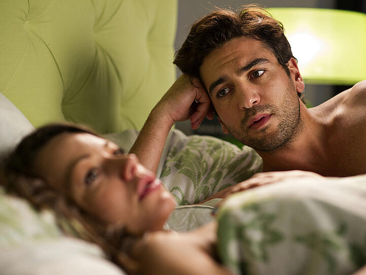 "Männerhort": Elyas M'Barek im Bett neben Cosma Shiva Hagen