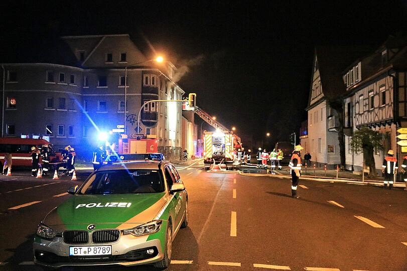 Ein Mann in Küps hat mit einer Zigarette seine Wohnung in Brand gesetzt - die Bilder vom Feuerwehreinsatz.