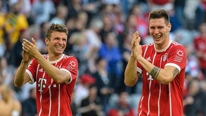 Thomas Müller und Niklas Süle feiern den Sieg gegen Freiburg.