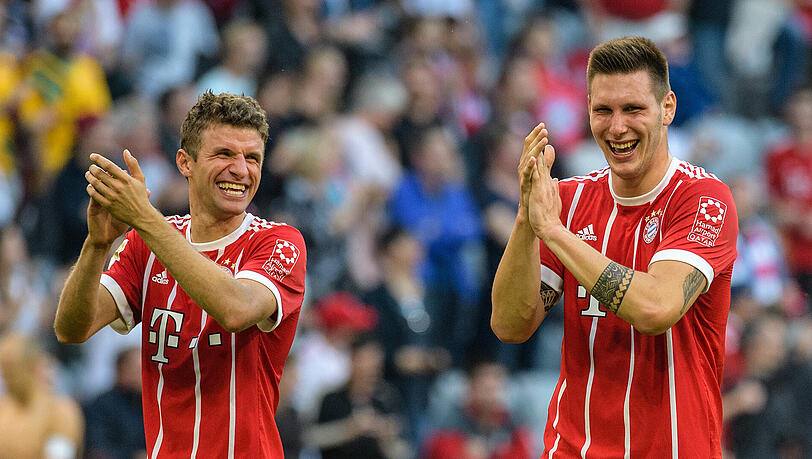 Thomas Müller und Niklas Süle feiern den Sieg gegen Freiburg. Thomas Müller und Niklas Süle feiern den Sieg gegen Freiburg.