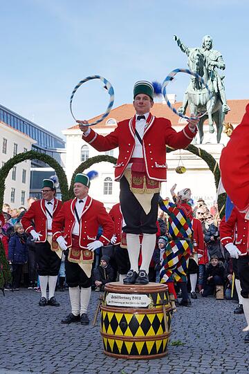 Laube, Kreuz, Schlange und Krone - das sind nur einige der Formationen, die die Schäffler auf Lager haben. Hier die Bilder vom traditionellen Tanz am Marienplatz vor Oberbürgermeister Dieter Reiter und später am Wittelsbacherplatz.