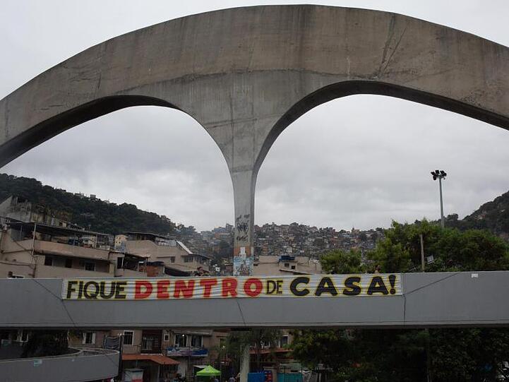 "Bleibt zu Hause!", steht an einer Brücke am Eingang der Favela Rocinha.